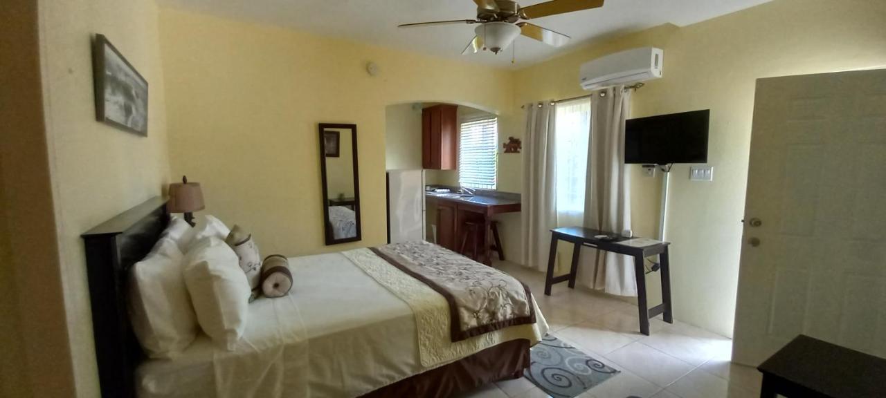 Modrians Bed and Breakfast Runaway Bay Εξωτερικό φωτογραφία